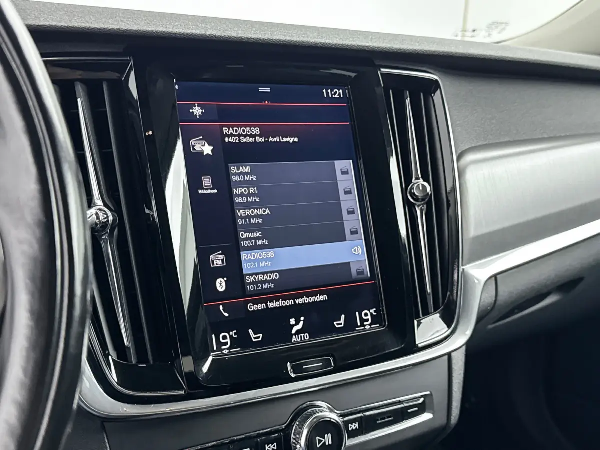 T5 Momentum | 18" | Elektr. Trekhaak | Keyless | Elektr. Achterklep | Half/Leder | Parkeerverwarming | Stoel/Stuur/Achterbankverwarming | Navigatie