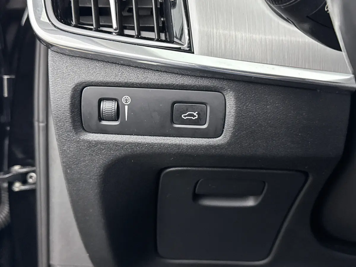 T5 Momentum | 18" | Elektr. Trekhaak | Keyless | Elektr. Achterklep | Half/Leder | Parkeerverwarming | Stoel/Stuur/Achterbankverwarming | Navigatie