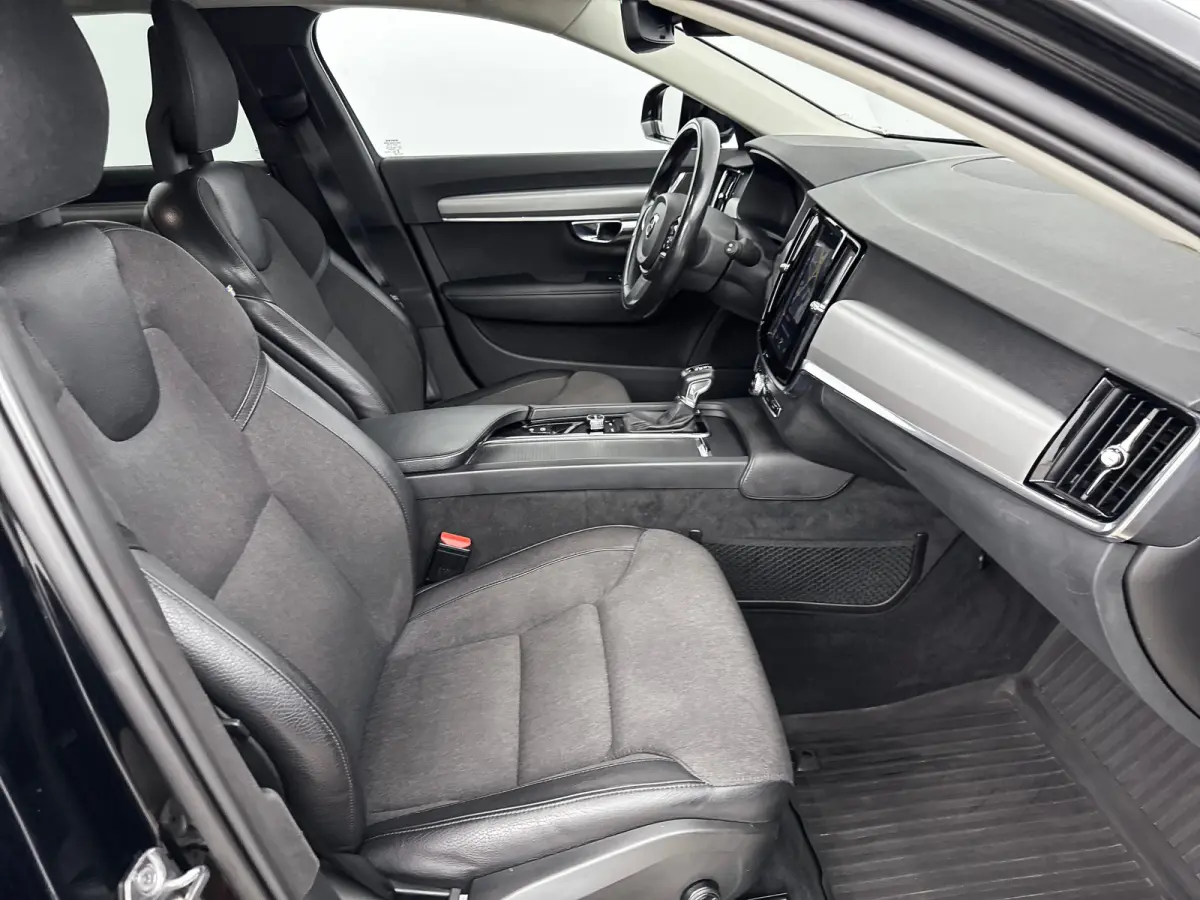 T5 Momentum | 18" | Elektr. Trekhaak | Keyless | Elektr. Achterklep | Half/Leder | Parkeerverwarming | Stoel/Stuur/Achterbankverwarming | Navigatie