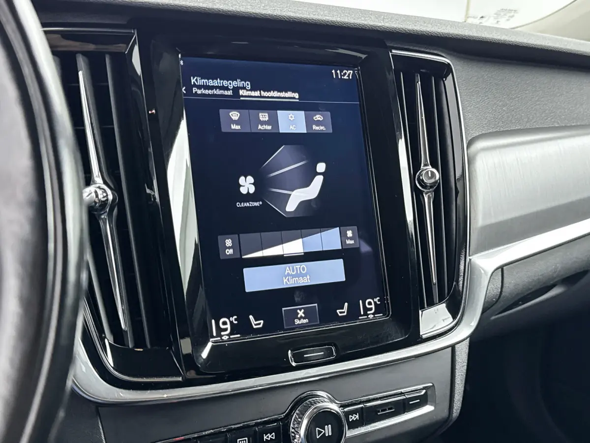T5 Momentum | 18" | Elektr. Trekhaak | Keyless | Elektr. Achterklep | Half/Leder | Parkeerverwarming | Stoel/Stuur/Achterbankverwarming | Navigatie
