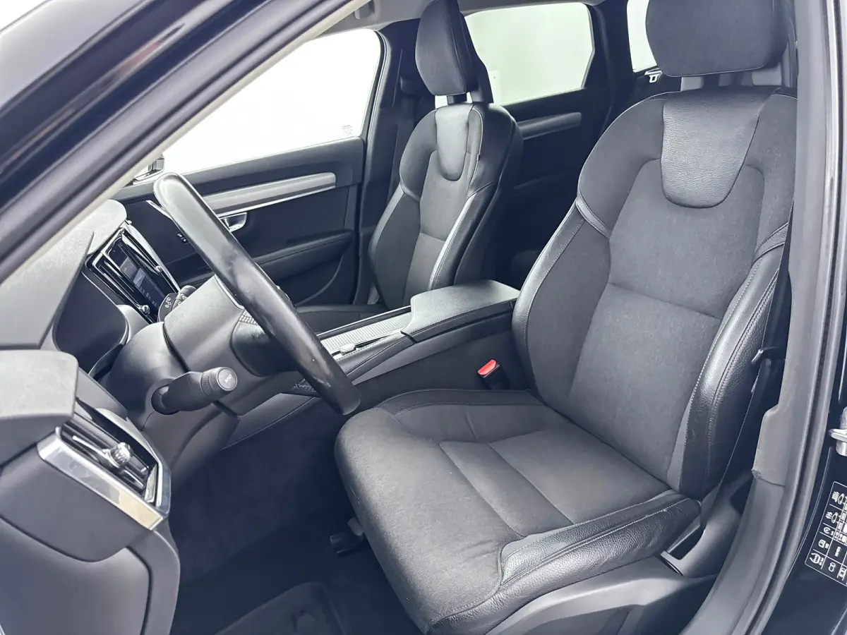 T5 Momentum | 18" | Elektr. Trekhaak | Keyless | Elektr. Achterklep | Half/Leder | Parkeerverwarming | Stoel/Stuur/Achterbankverwarming | Navigatie