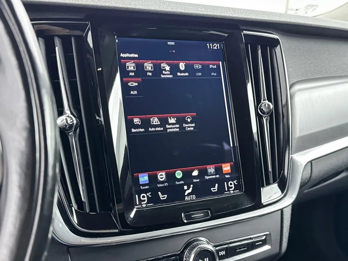 T5 Momentum | 18" | Elektr. Trekhaak | Keyless | Elektr. Achterklep | Half/Leder | Parkeerverwarming | Stoel/Stuur/Achterbankverwarming | Navigatie