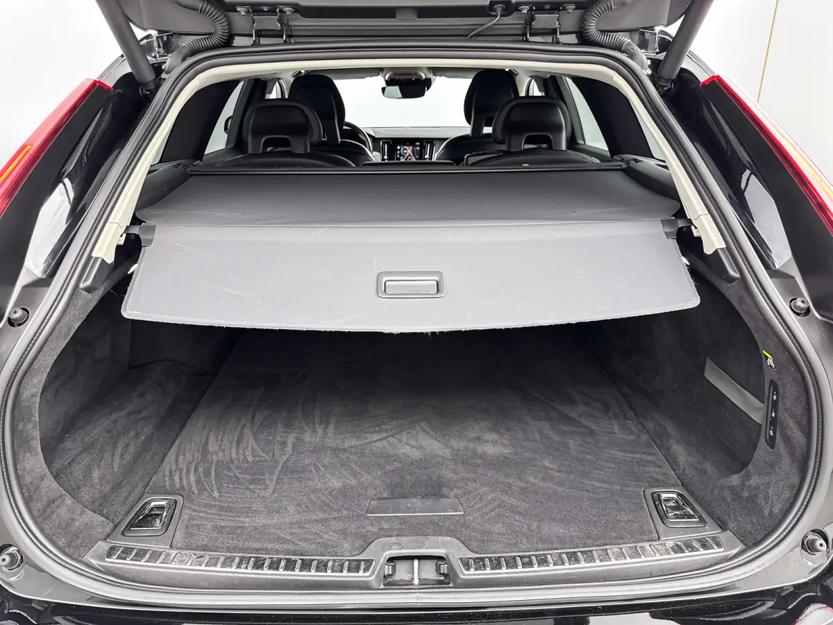 T5 Momentum | 18" | Elektr. Trekhaak | Keyless | Elektr. Achterklep | Half/Leder | Parkeerverwarming | Stoel/Stuur/Achterbankverwarming | Navigatie
