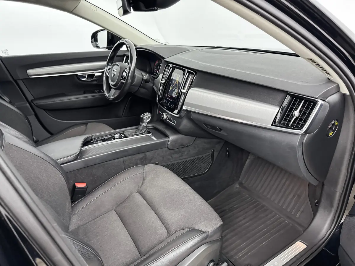 T5 Momentum | 18" | Elektr. Trekhaak | Keyless | Elektr. Achterklep | Half/Leder | Parkeerverwarming | Stoel/Stuur/Achterbankverwarming | Navigatie