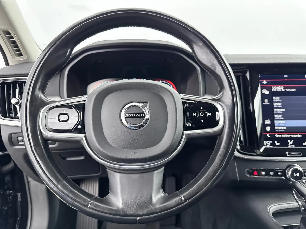 T5 Momentum | 18" | Elektr. Trekhaak | Keyless | Elektr. Achterklep | Half/Leder | Parkeerverwarming | Stoel/Stuur/Achterbankverwarming | Navigatie
