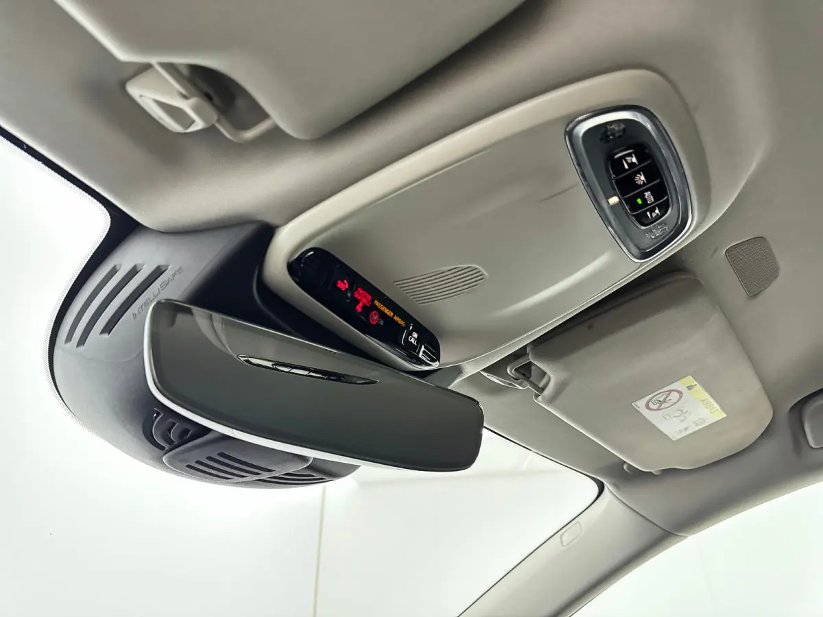 T5 Momentum | 18" | Elektr. Trekhaak | Keyless | Elektr. Achterklep | Half/Leder | Parkeerverwarming | Stoel/Stuur/Achterbankverwarming | Navigatie