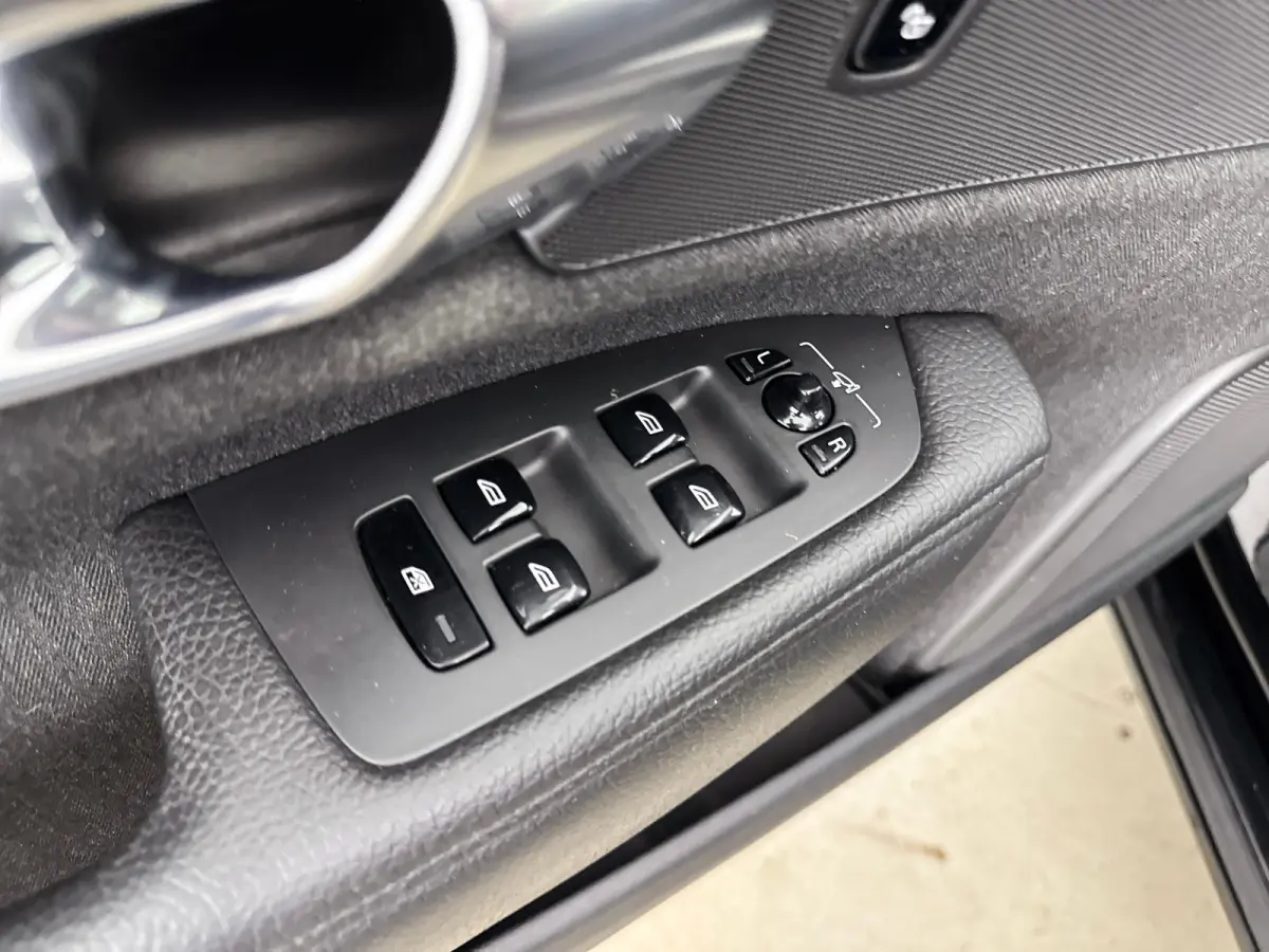 T5 Momentum | 18" | Elektr. Trekhaak | Keyless | Elektr. Achterklep | Half/Leder | Parkeerverwarming | Stoel/Stuur/Achterbankverwarming | Navigatie