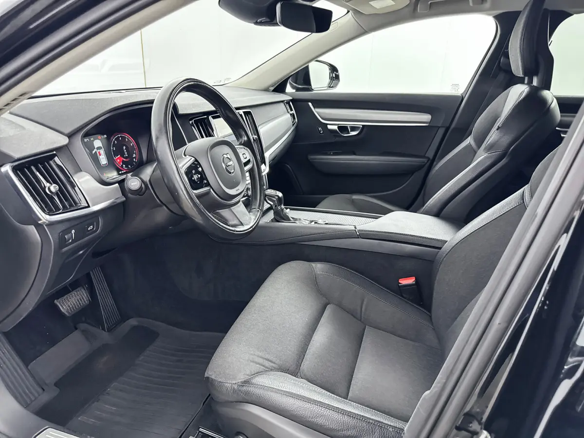 T5 Momentum | 18" | Elektr. Trekhaak | Keyless | Elektr. Achterklep | Half/Leder | Parkeerverwarming | Stoel/Stuur/Achterbankverwarming | Navigatie