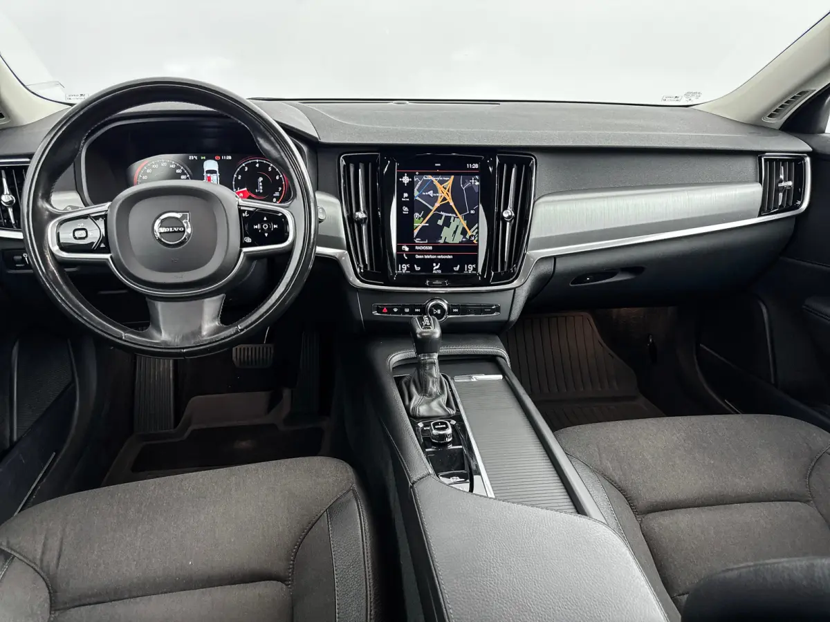 T5 Momentum | 18" | Elektr. Trekhaak | Keyless | Elektr. Achterklep | Half/Leder | Parkeerverwarming | Stoel/Stuur/Achterbankverwarming | Navigatie