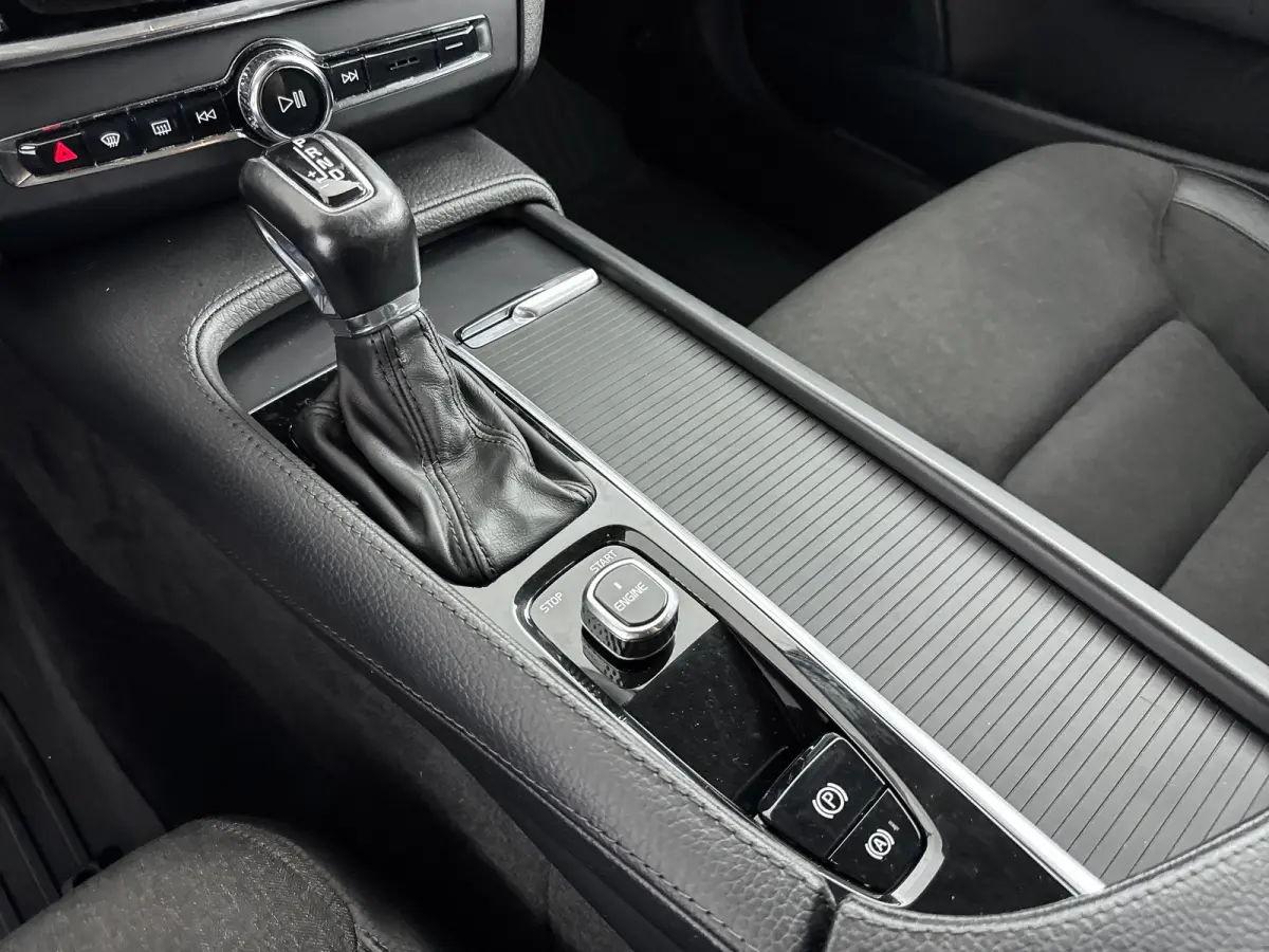 T5 Momentum | 18" | Elektr. Trekhaak | Keyless | Elektr. Achterklep | Half/Leder | Parkeerverwarming | Stoel/Stuur/Achterbankverwarming | Navigatie