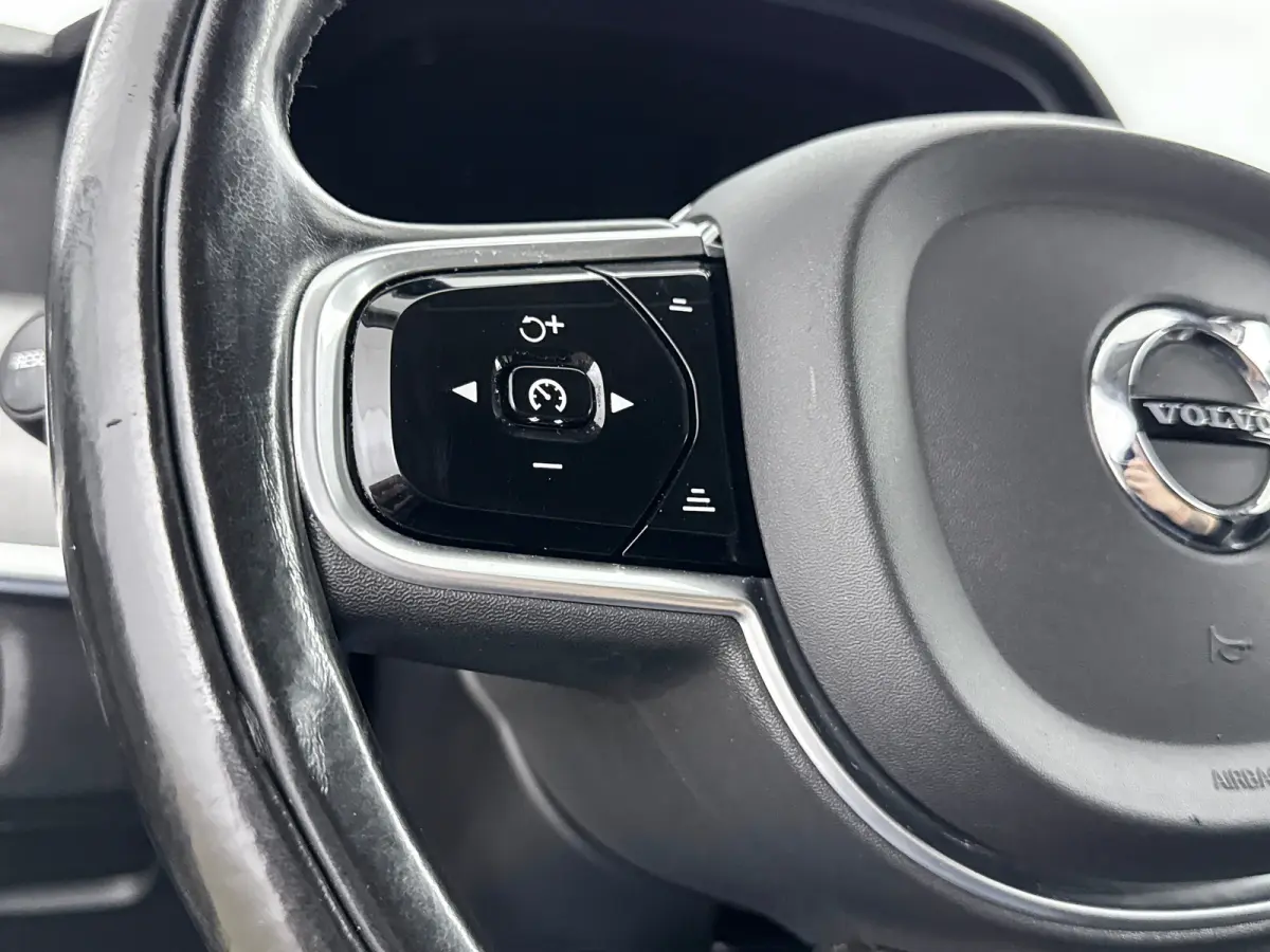 T5 Momentum | 18" | Elektr. Trekhaak | Keyless | Elektr. Achterklep | Half/Leder | Parkeerverwarming | Stoel/Stuur/Achterbankverwarming | Navigatie