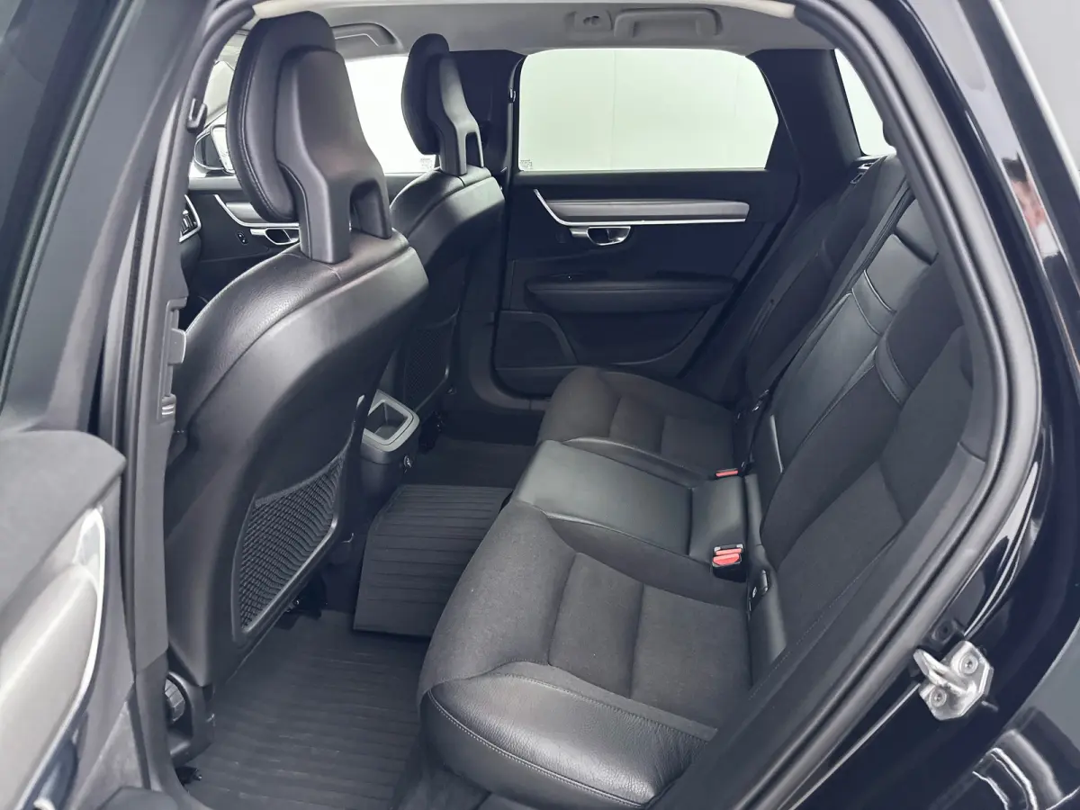 T5 Momentum | 18" | Elektr. Trekhaak | Keyless | Elektr. Achterklep | Half/Leder | Parkeerverwarming | Stoel/Stuur/Achterbankverwarming | Navigatie