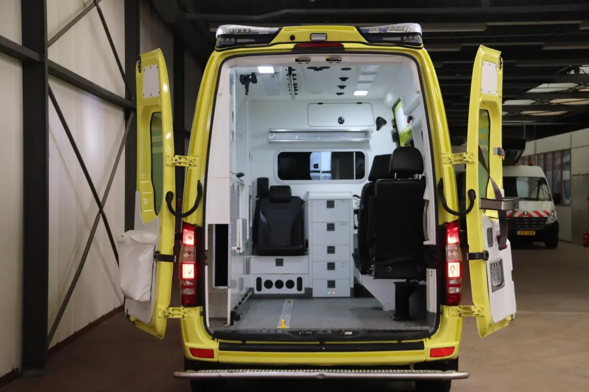 319 CDI 190PK L2H2 AMBULANCE AUTOMAAT Mercedes-benz Sprinter 319 CDI L2H2 AMBULANCE AUTOMAAT Euro 6 Ziekenwagen Rettungswagen Krankenwagen