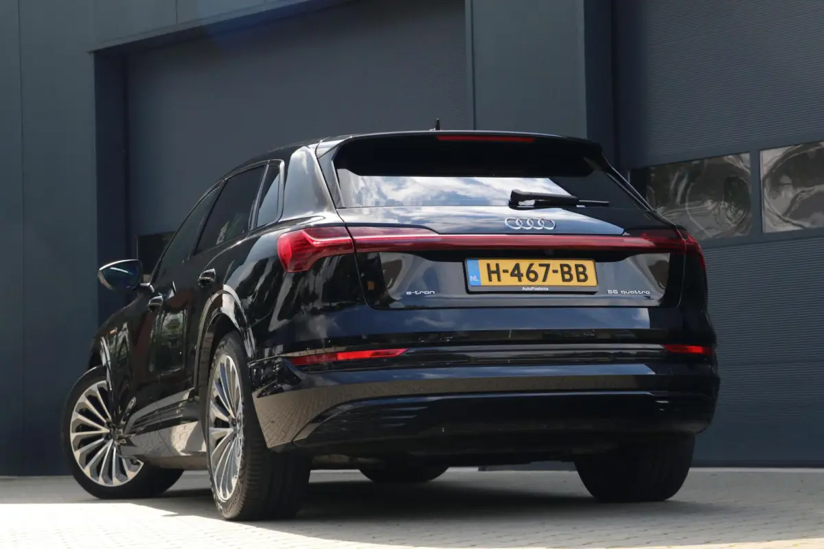 e-tron 55 quattro 2x S-LINE AdaptiveCruise Panodak Bang&Olufsen Luchtvering Sportzetels Camera AppleCarplay Uitstraling 96000KM BJ2019