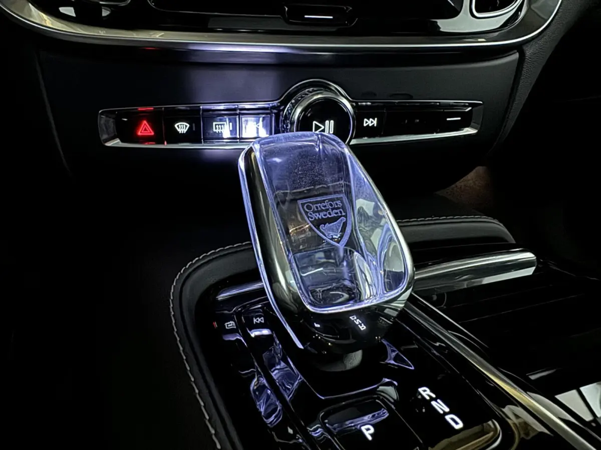 2.0 Recharge T8 AWD Ultimate Dark Pano B&W Massage