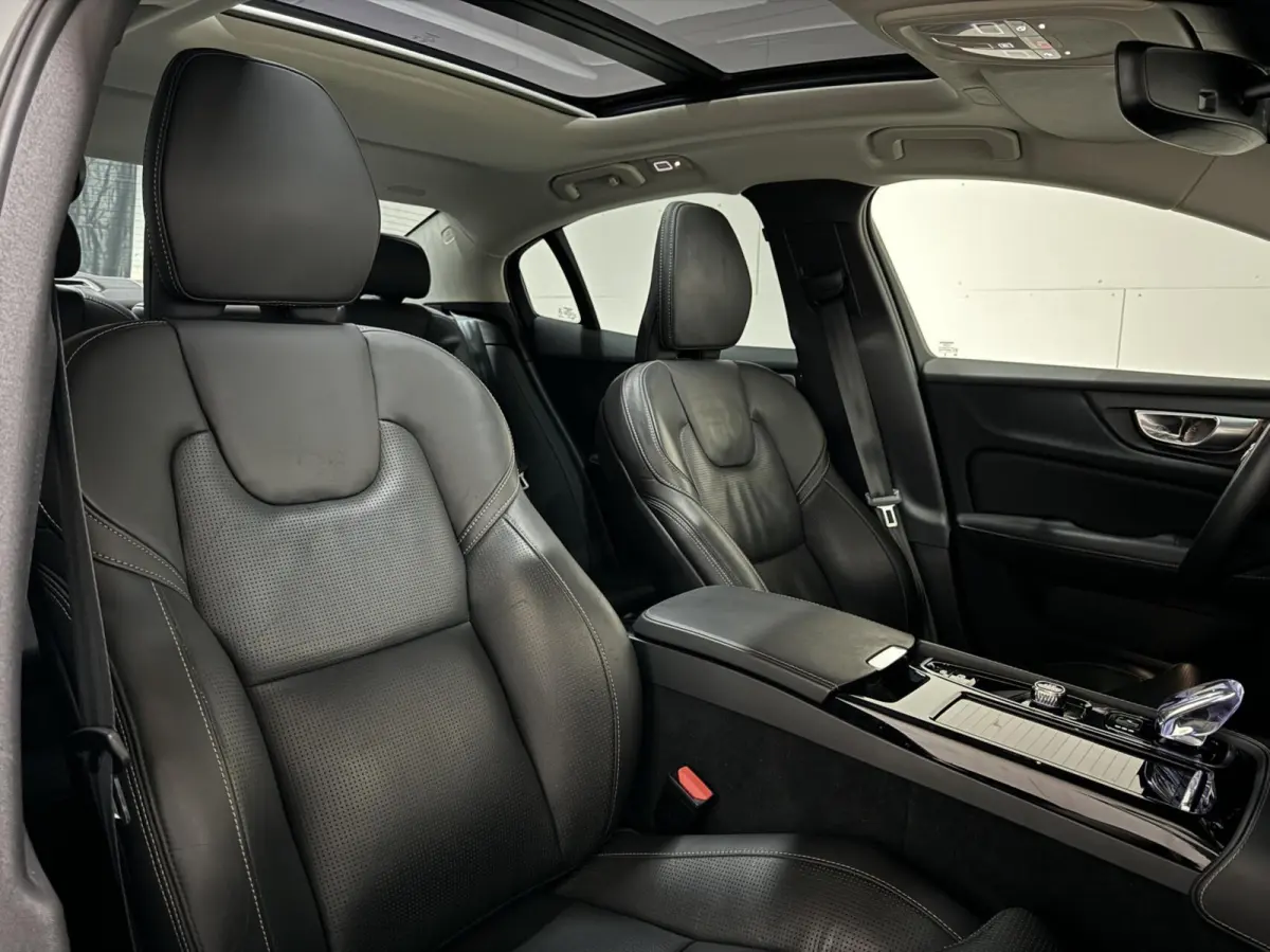 2.0 Recharge T8 AWD Ultimate Dark Pano B&W Massage