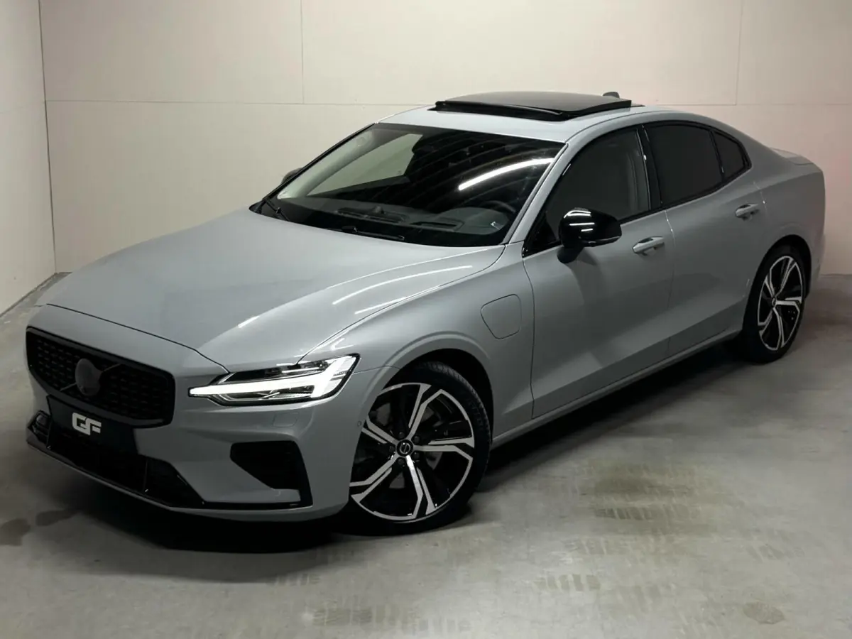 2.0 Recharge T8 AWD Ultimate Dark Pano B&W Massage