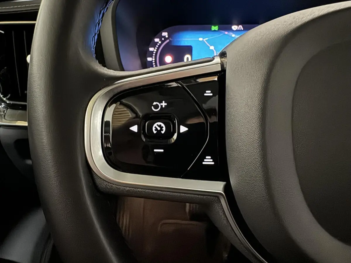2.0 Recharge T8 AWD Ultimate Dark Pano B&W Massage