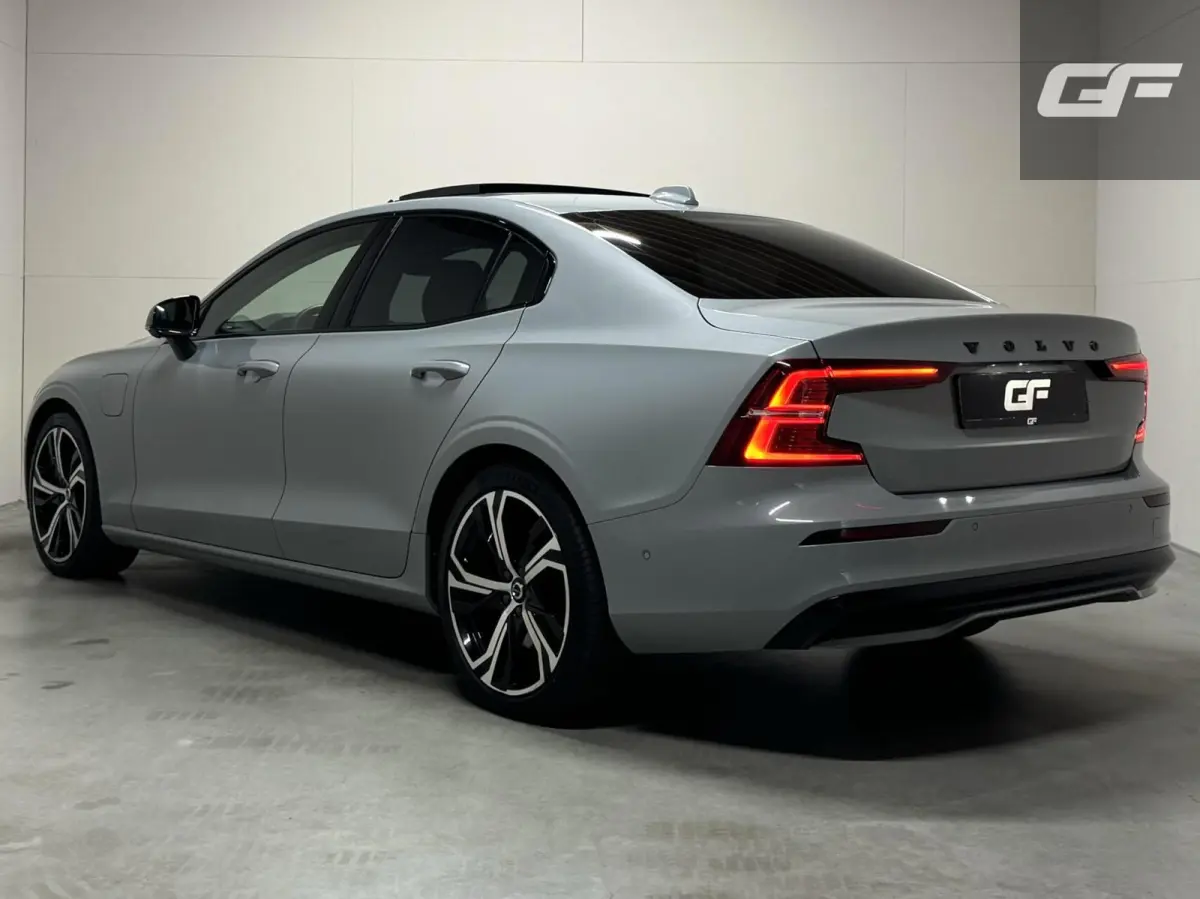 2.0 Recharge T8 AWD Ultimate Dark Pano B&W Massage