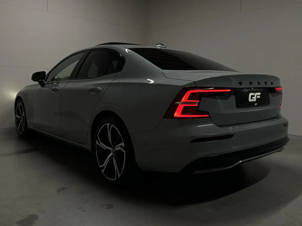 2.0 Recharge T8 AWD Ultimate Dark Pano B&W Massage