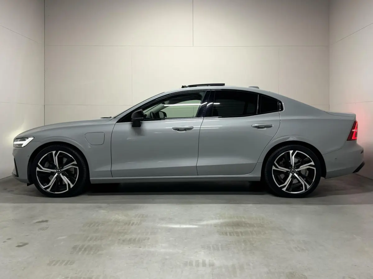 2.0 Recharge T8 AWD Ultimate Dark Pano B&W Massage