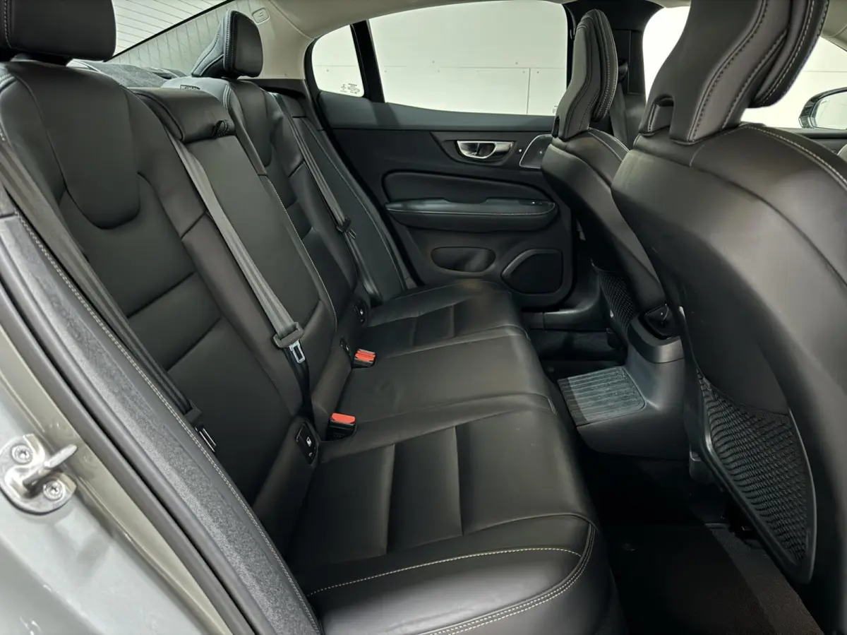 2.0 Recharge T8 AWD Ultimate Dark Pano B&W Massage
