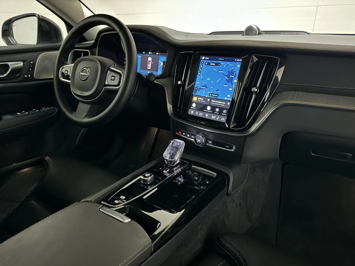 2.0 Recharge T8 AWD Ultimate Dark Pano B&W Massage
