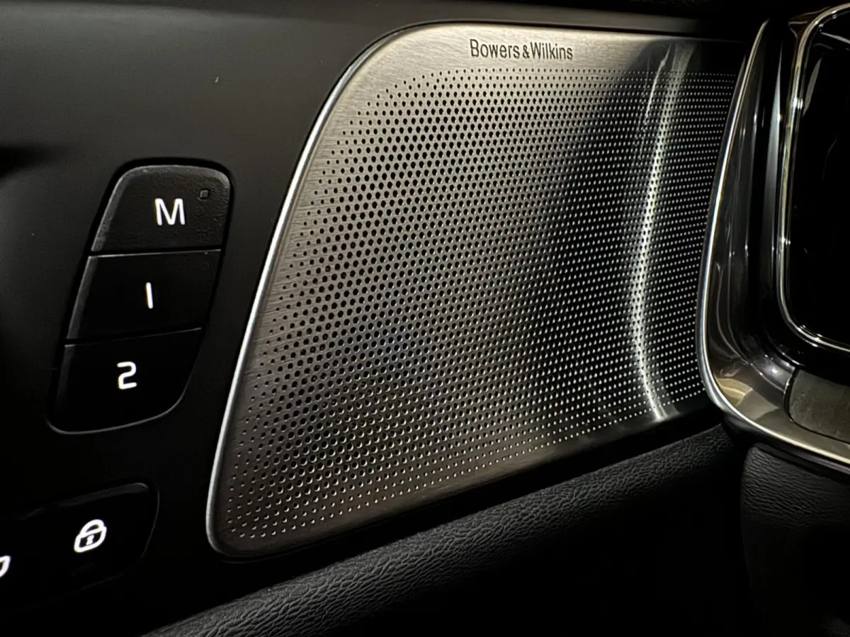2.0 Recharge T8 AWD Ultimate Dark Pano B&W Massage