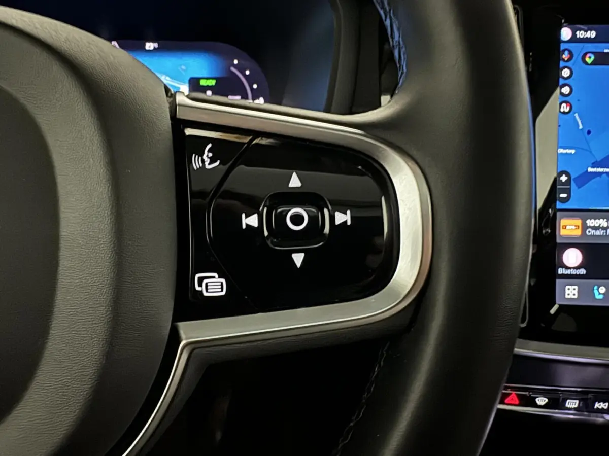 2.0 Recharge T8 AWD Ultimate Dark Pano B&W Massage