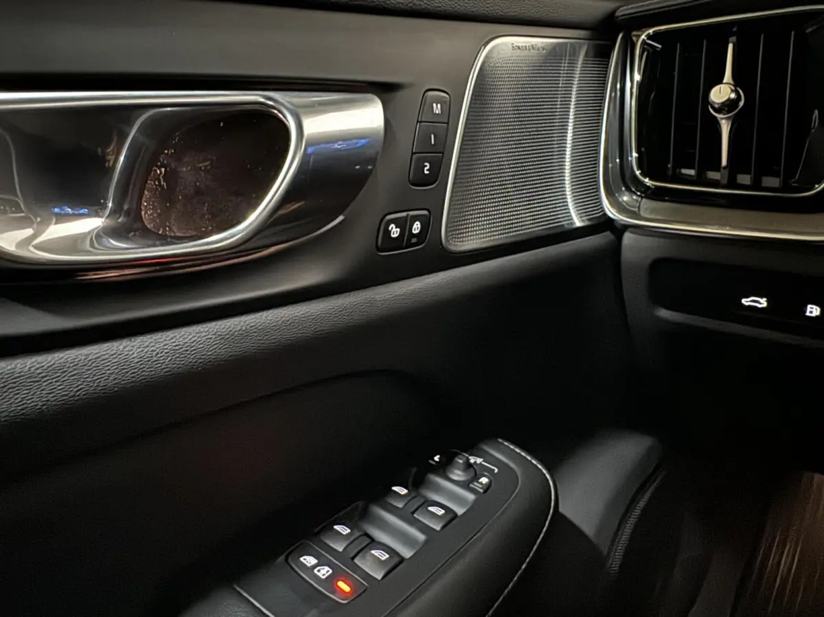 2.0 Recharge T8 AWD Ultimate Dark Pano B&W Massage