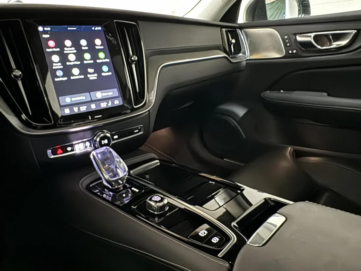 2.0 Recharge T8 AWD Ultimate Dark Pano B&W Massage