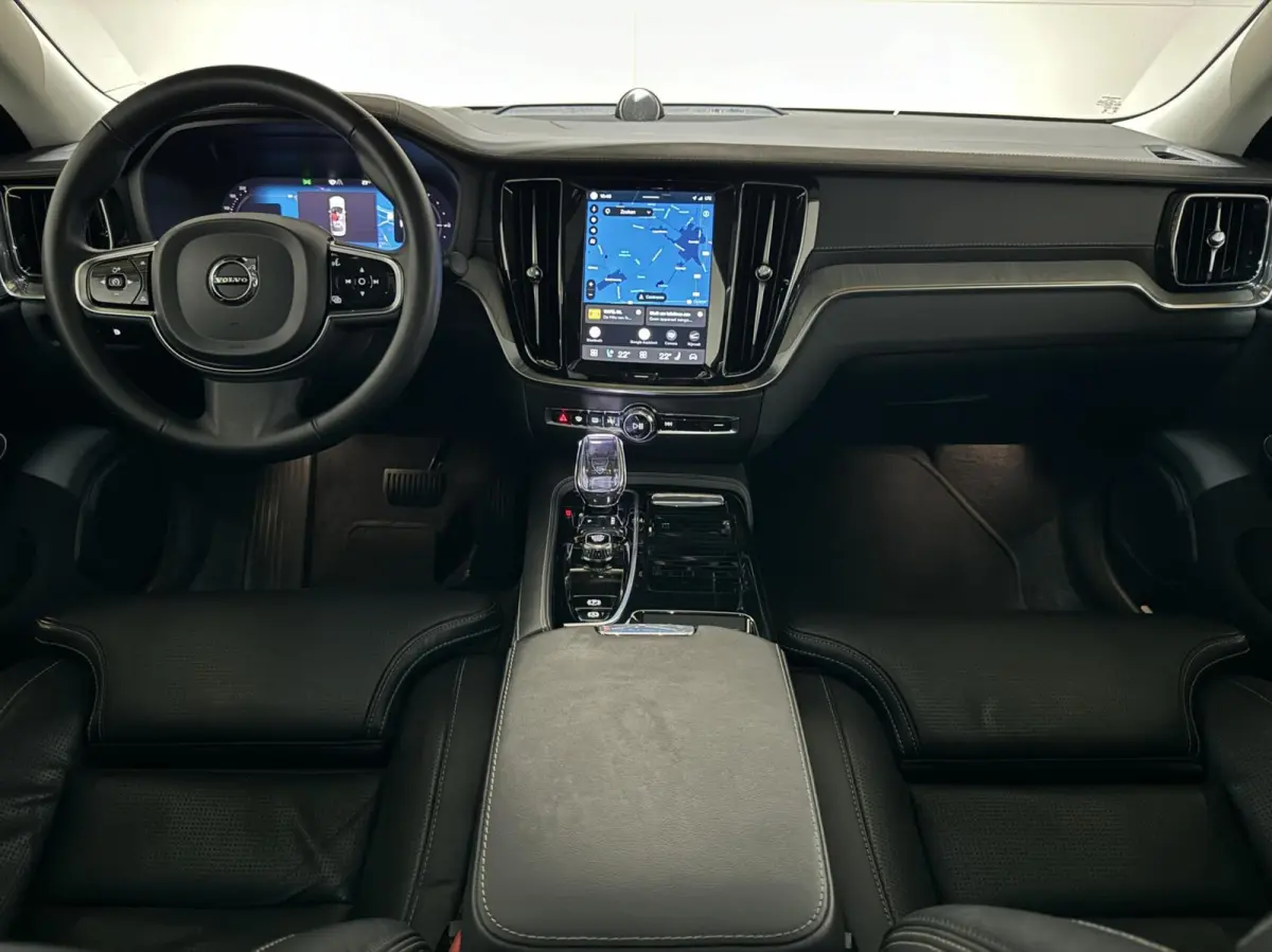 2.0 Recharge T8 AWD Ultimate Dark Pano B&W Massage