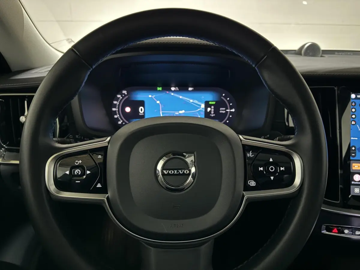 2.0 Recharge T8 AWD Ultimate Dark Pano B&W Massage