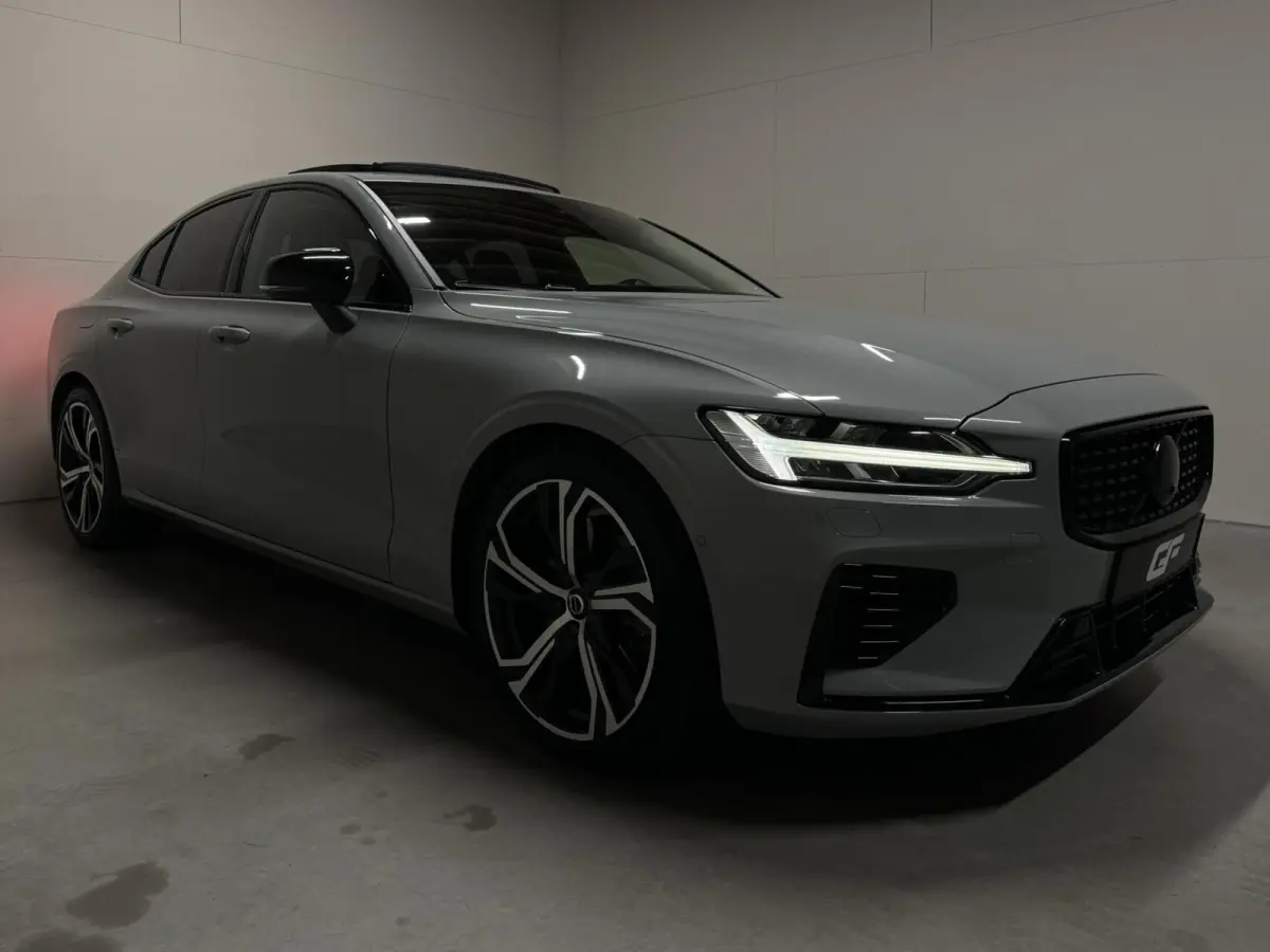 2.0 Recharge T8 AWD Ultimate Dark Pano B&W Massage