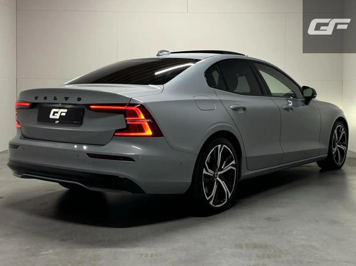 2.0 Recharge T8 AWD Ultimate Dark Pano B&W Massage