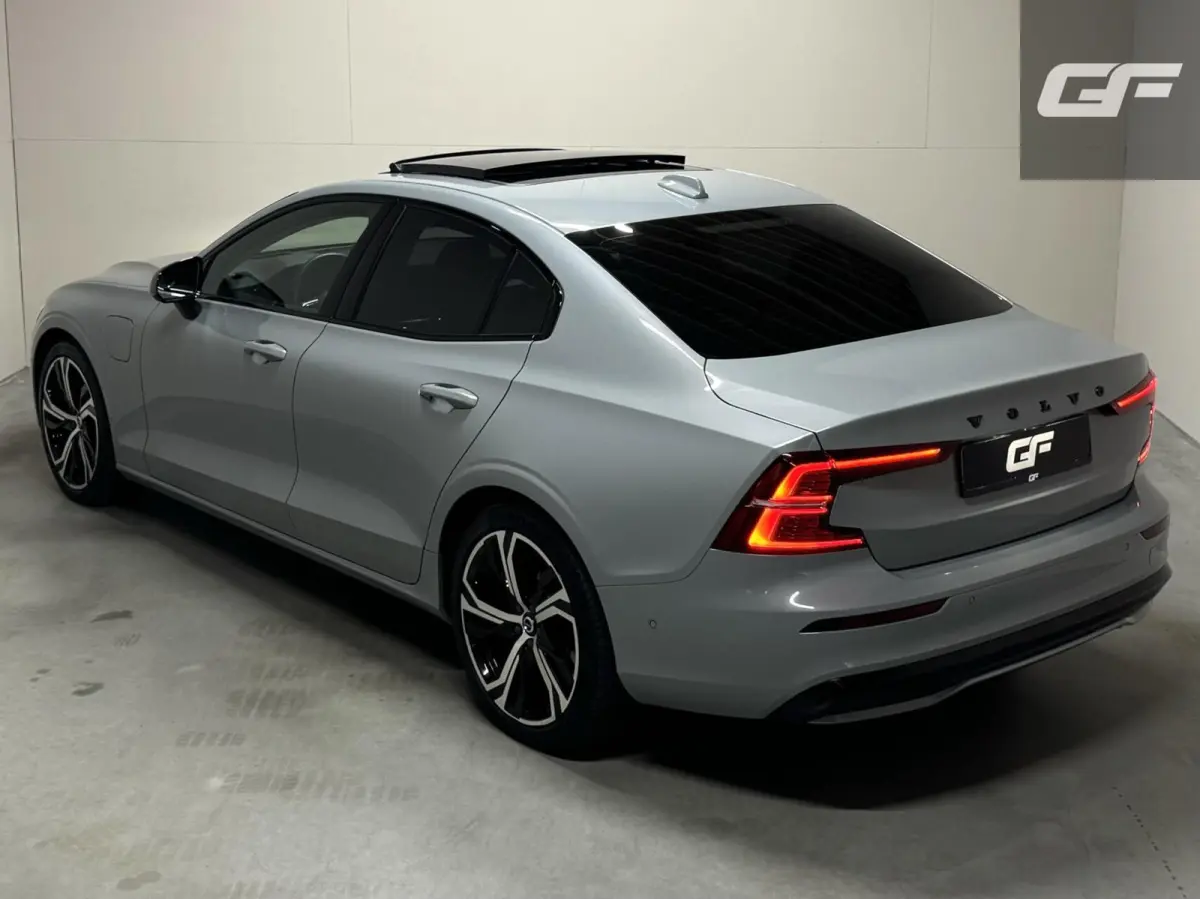 2.0 Recharge T8 AWD Ultimate Dark Pano B&W Massage