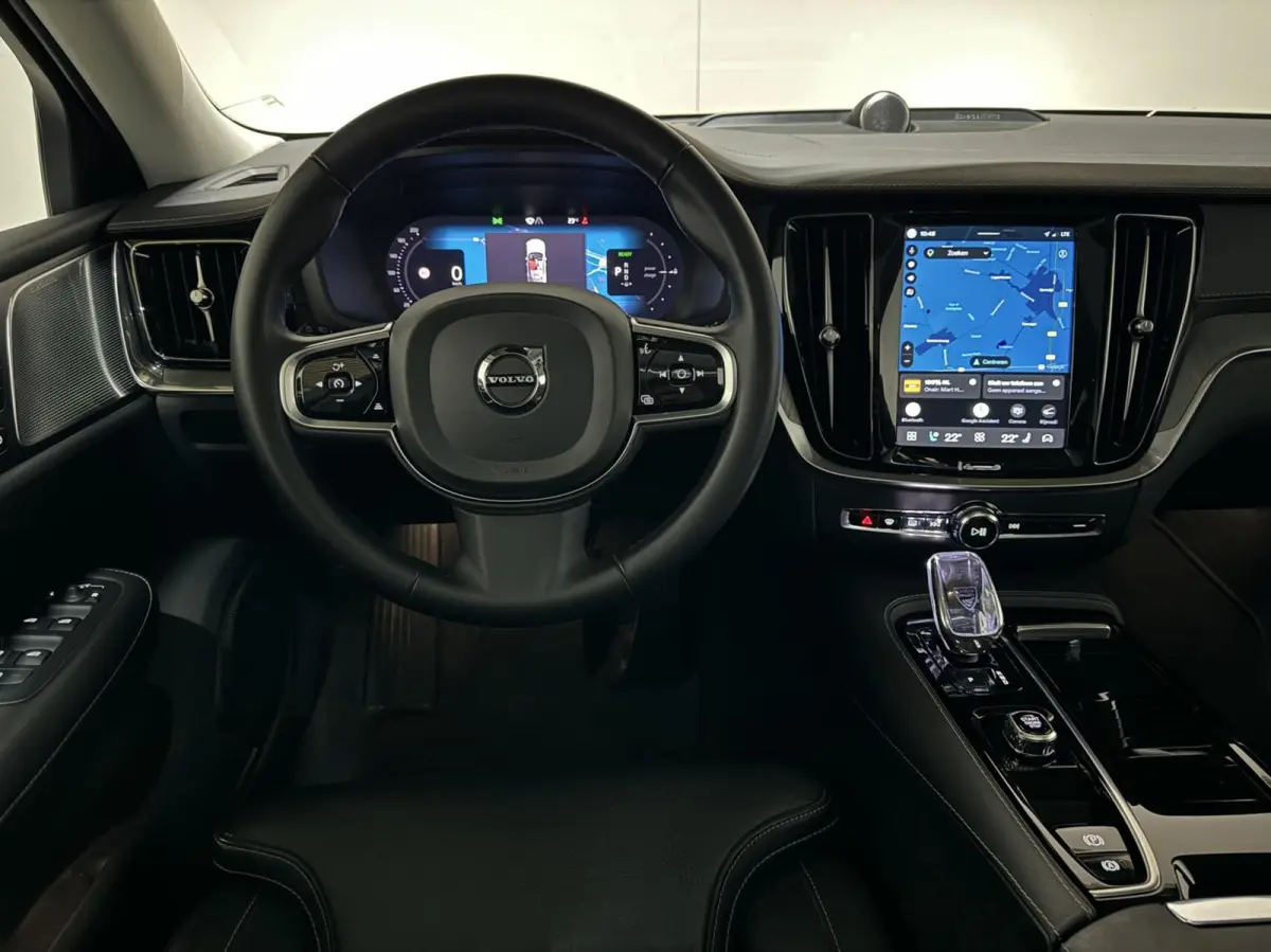2.0 Recharge T8 AWD Ultimate Dark Pano B&W Massage
