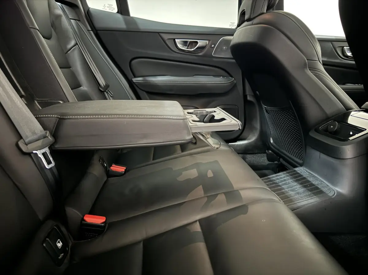 2.0 Recharge T8 AWD Ultimate Dark Pano B&W Massage