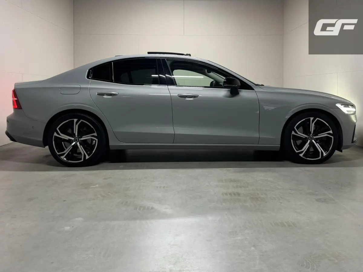 2.0 Recharge T8 AWD Ultimate Dark Pano B&W Massage