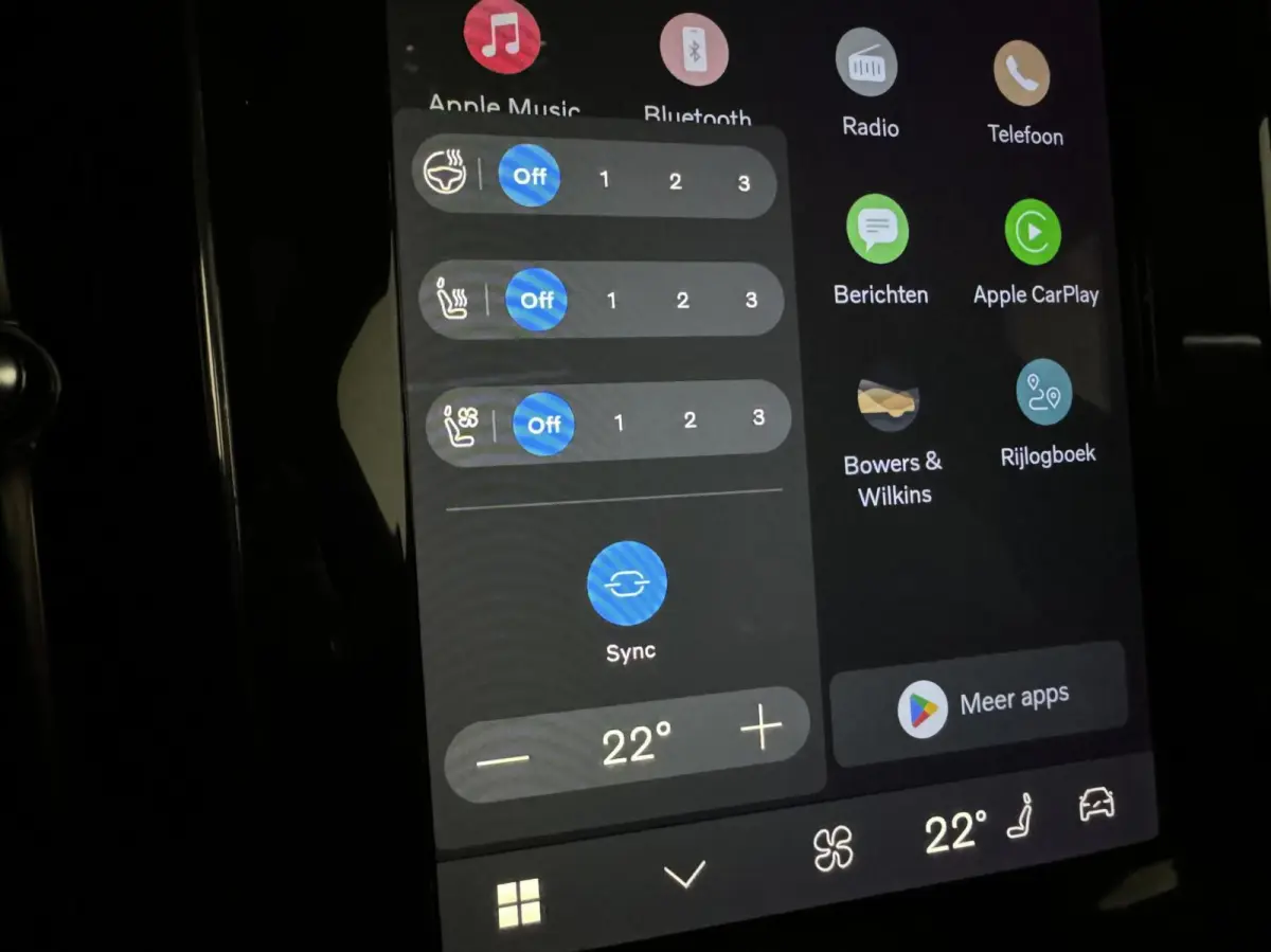 2.0 Recharge T8 AWD Ultimate Dark Pano B&W Massage