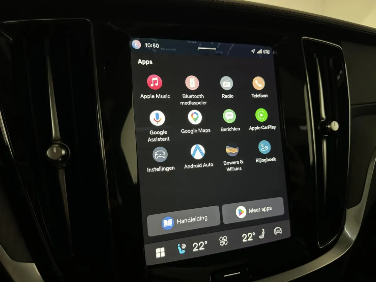 2.0 Recharge T8 AWD Ultimate Dark Pano B&W Massage