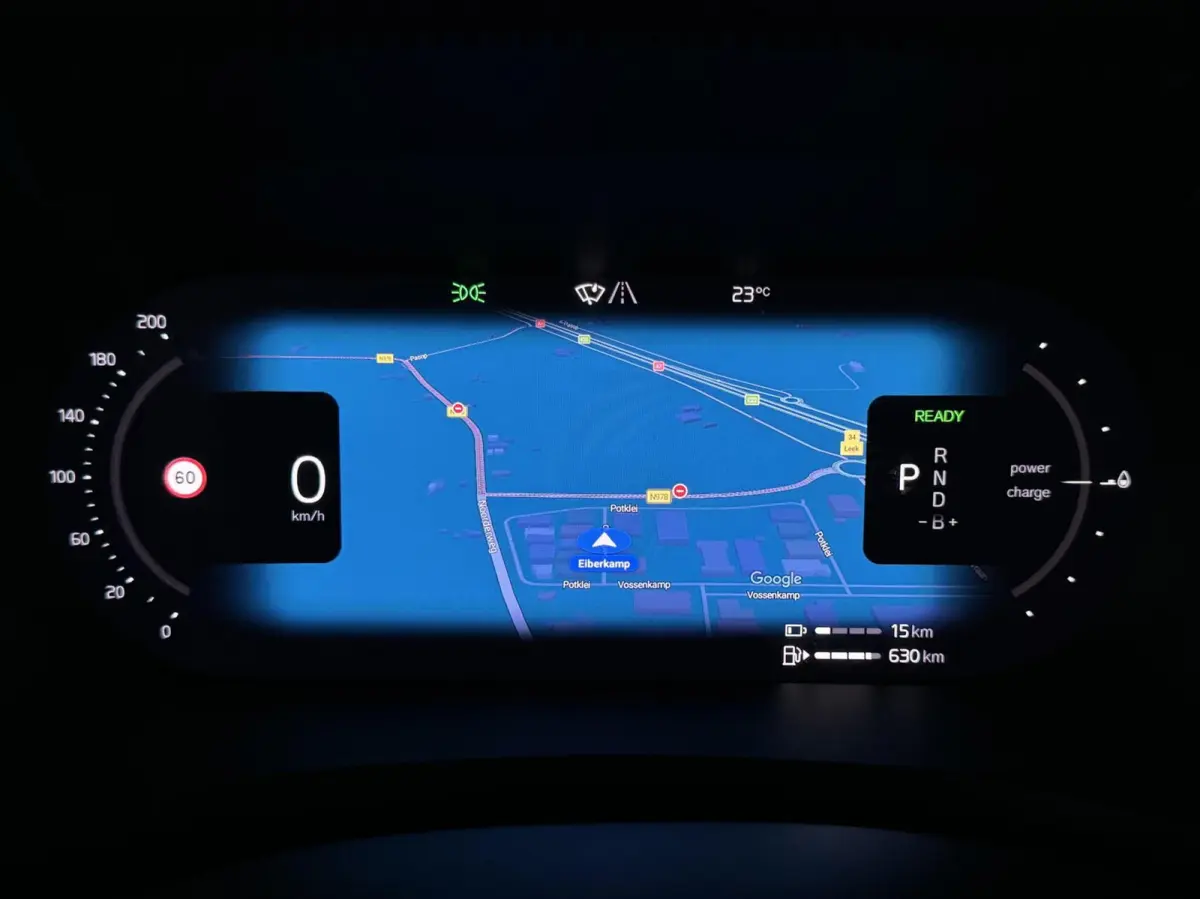 2.0 Recharge T8 AWD Ultimate Dark Pano B&W Massage