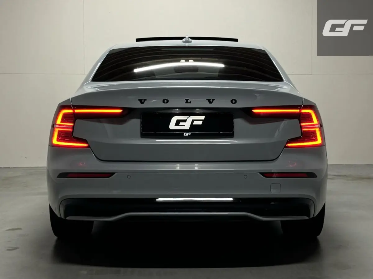 2.0 Recharge T8 AWD Ultimate Dark Pano B&W Massage