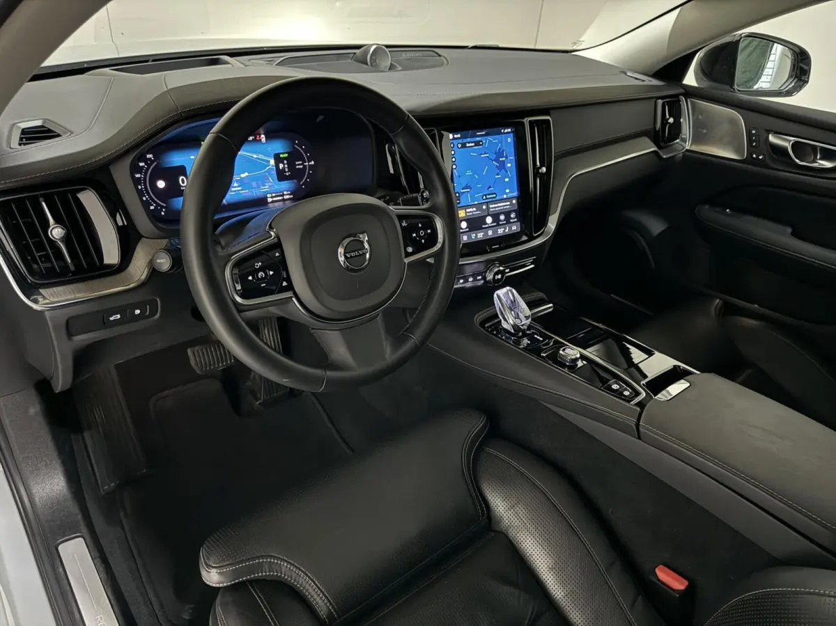 2.0 Recharge T8 AWD Ultimate Dark Pano B&W Massage