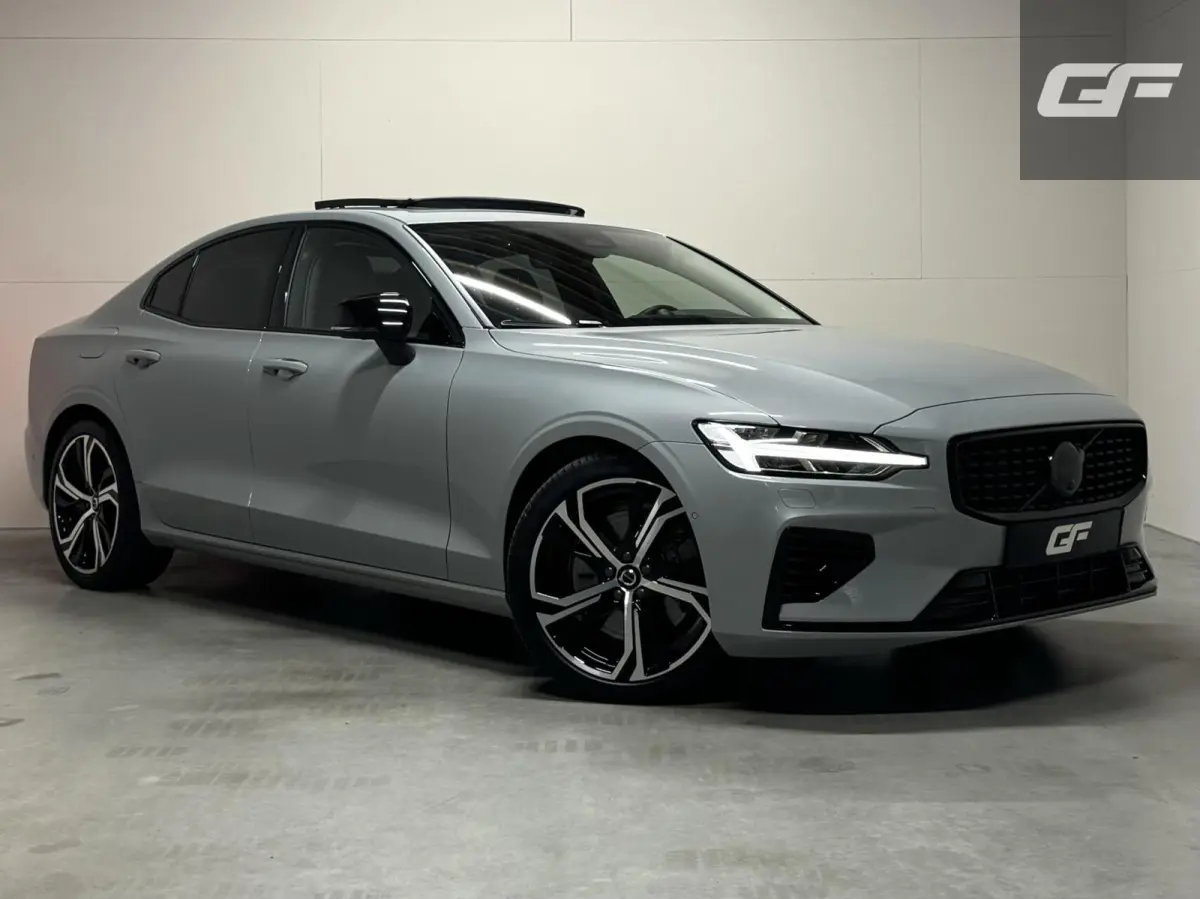 2.0 Recharge T8 AWD Ultimate Dark Pano B&W Massage