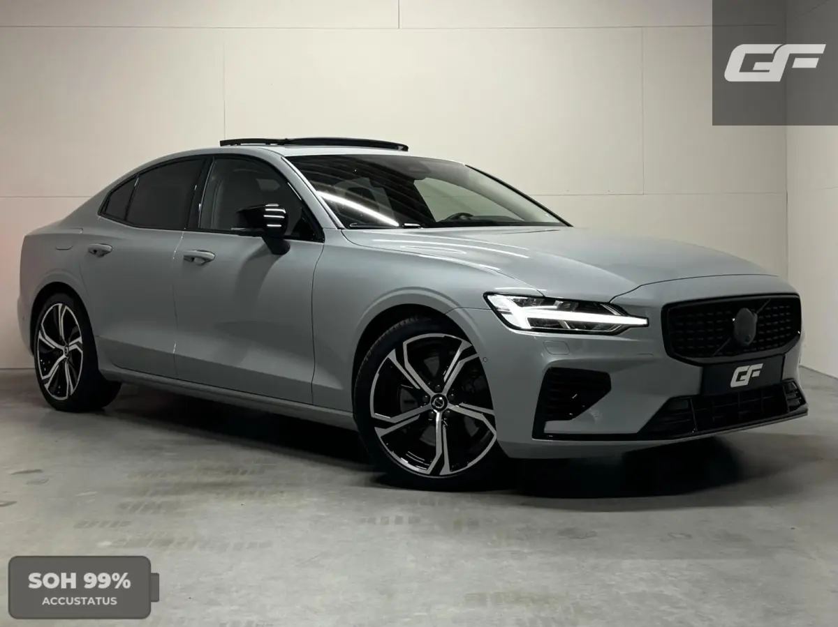 2.0 Recharge T8 AWD Ultimate Dark Pano B&W Massage