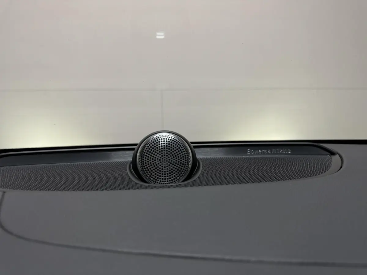 2.0 Recharge T8 AWD Ultimate Dark Pano B&W Massage