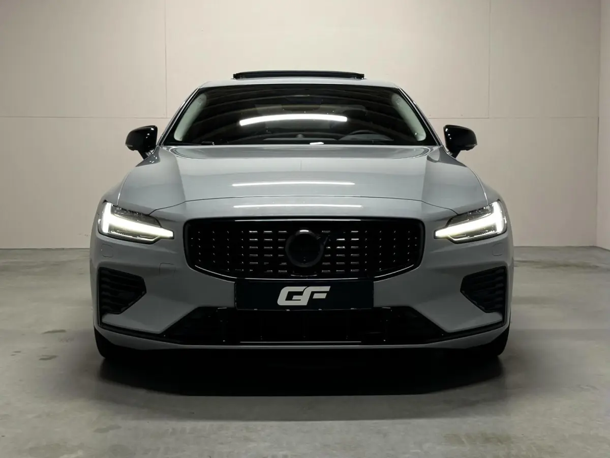 2.0 Recharge T8 AWD Ultimate Dark Pano B&W Massage