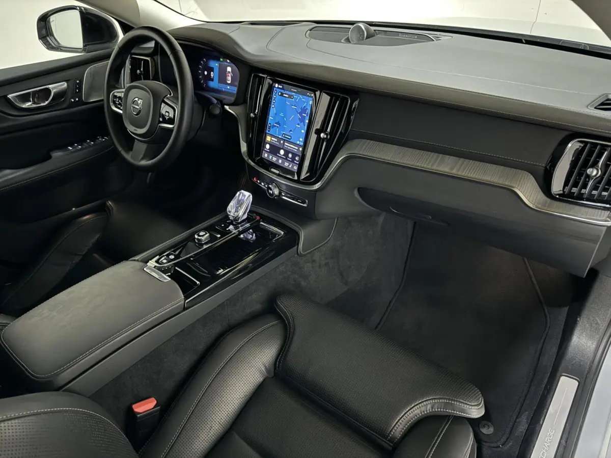 2.0 Recharge T8 AWD Ultimate Dark Pano B&W Massage