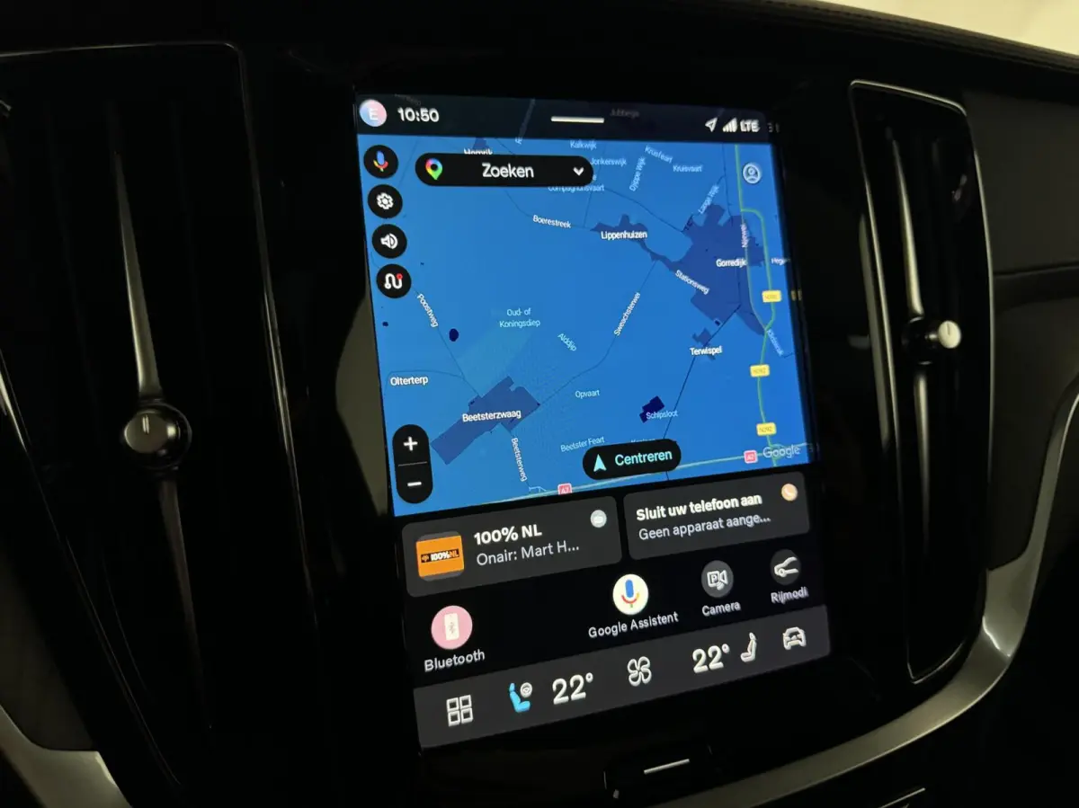 2.0 Recharge T8 AWD Ultimate Dark Pano B&W Massage